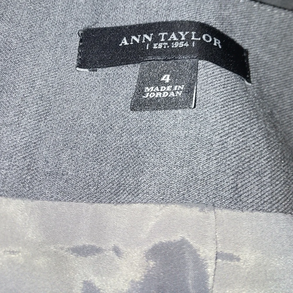 Anne Taylor/ size :4 /.  Gray Midi skirt with pleated slit in front and …